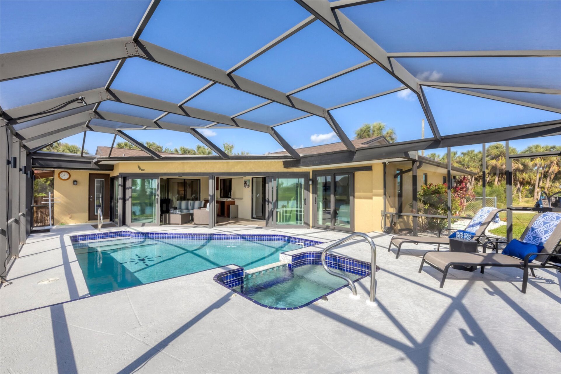 Sparkling pool overlooking the Canal 20' x 7' x 5.5'D