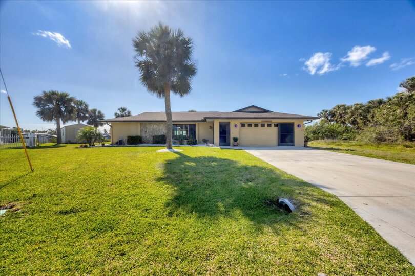Beautiful 3 bedroom, 2.5 bathroom waterfront home with private pool in Port Charlotte