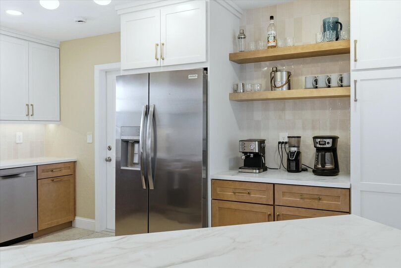 Bright, full-equipped kitchen