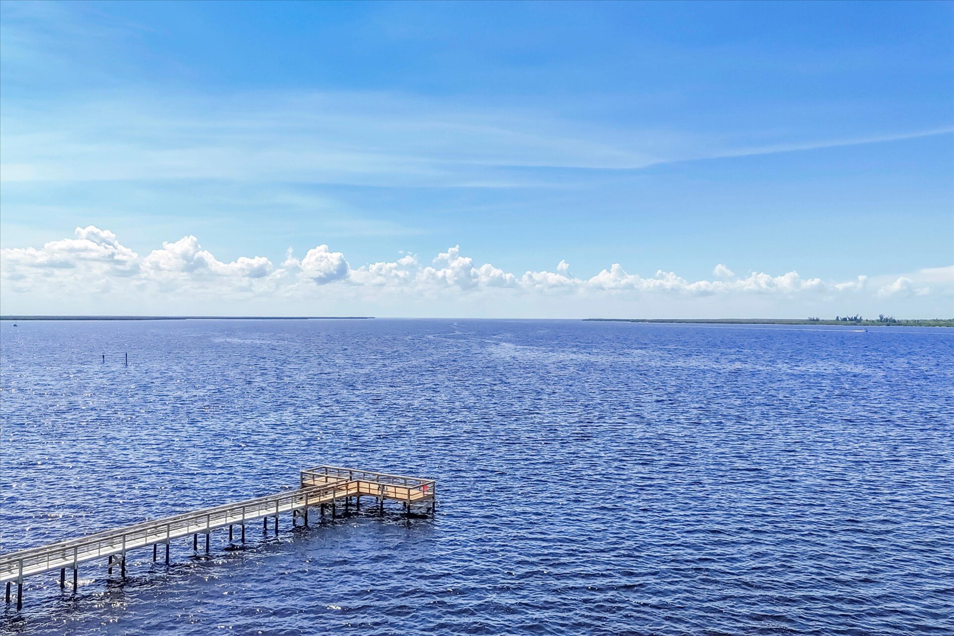Large fishing pier to Myakka River